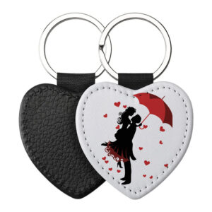 Portachiavi Cuore CP-0049 in pelle PU con illustrazione di coppia sotto l'ombrello rosso e cuoricini, retro nero in pelle e anello in acciaio