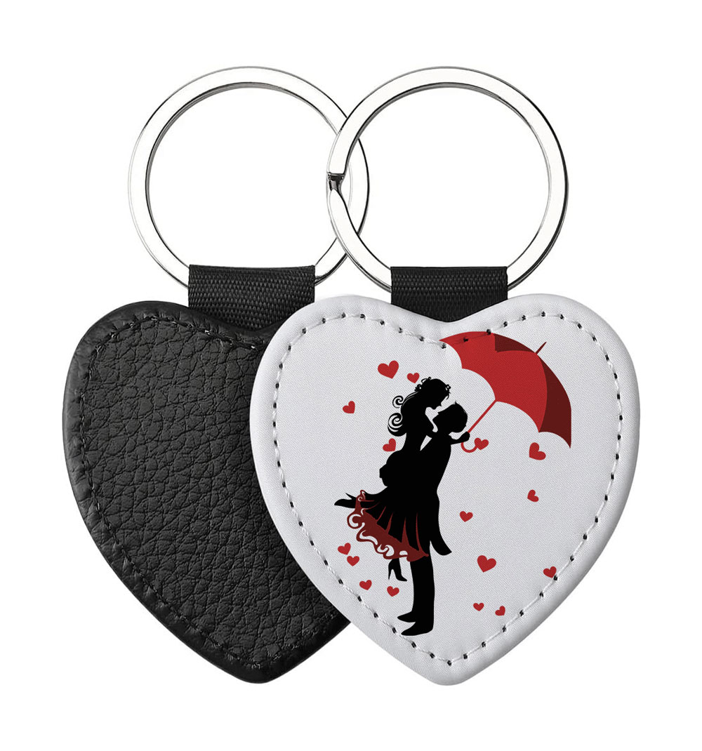 Portachiavi Cuore CP-0049 in pelle PU con illustrazione di coppia sotto l'ombrello rosso e cuoricini, retro nero in pelle e anello in acciaio