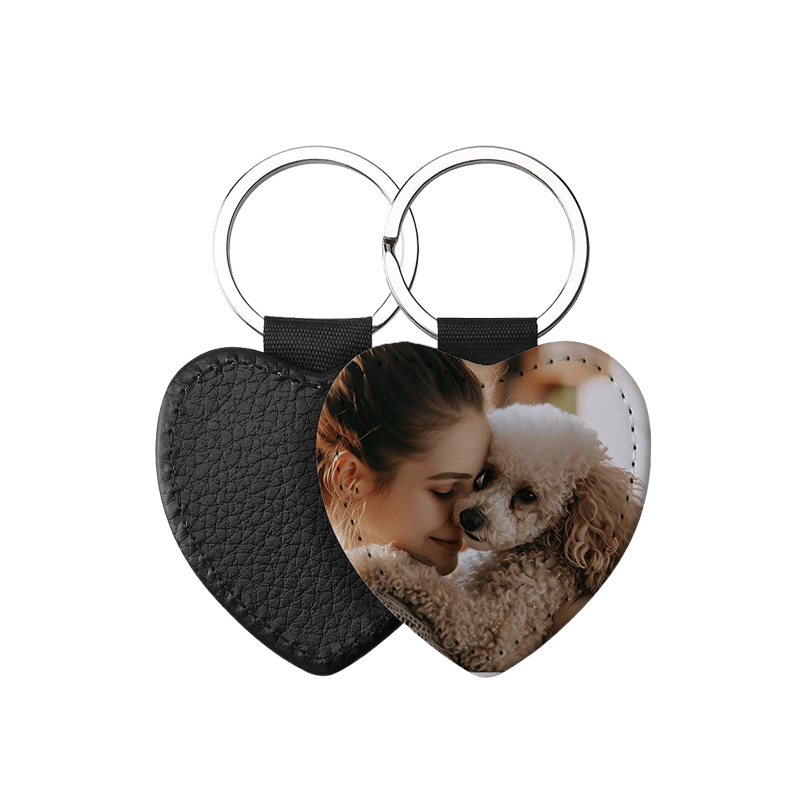 Portachiavi Cuore Personalizzato in pelle PU con foto di una ragazza e un cane stampata sul fronte, retro nero in pelle e anello in acciaio