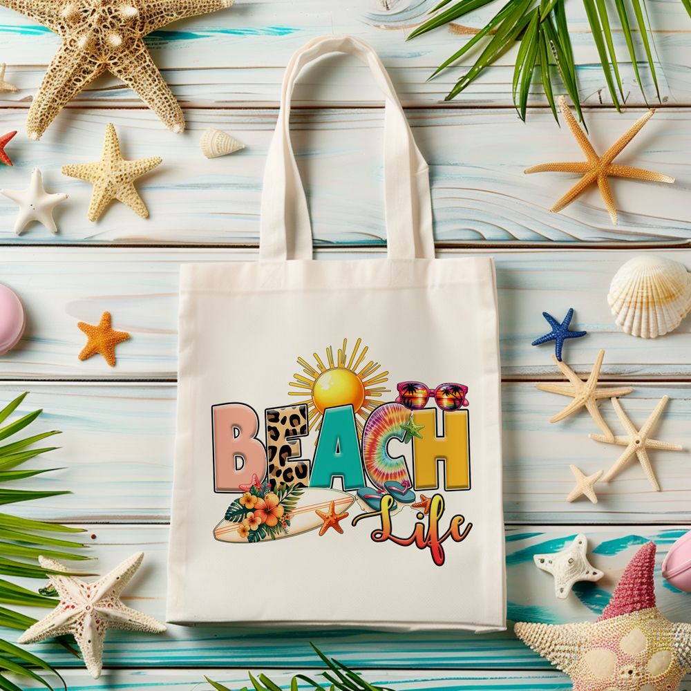 Borsa shopping in cotone bianco con stampa multicolore Beach Life, tavola da surf, sole e occhiali su sfondo legno
