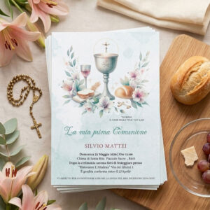Mockup invito Prima Comunione Silvio Mattei 12x18 su carta patinata opaca con simboli sacri e fiori. Inviti Prima Comunione Eleganti