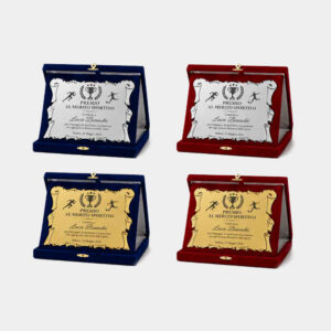 Quattro varianti della targa personalizzata a forma di pergamena nei colori oro e argento con astucci in velluto rosso e blu