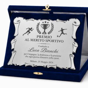 Targa personalizzata a forma di pergamena colore argento per premio al merito sportivo con astuccio in velluto blu