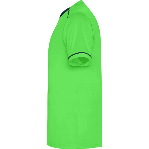 Dettaglio di profilo della maglia da calcio traspirante verde lime con scollo nastrato e finiture a contrasto
