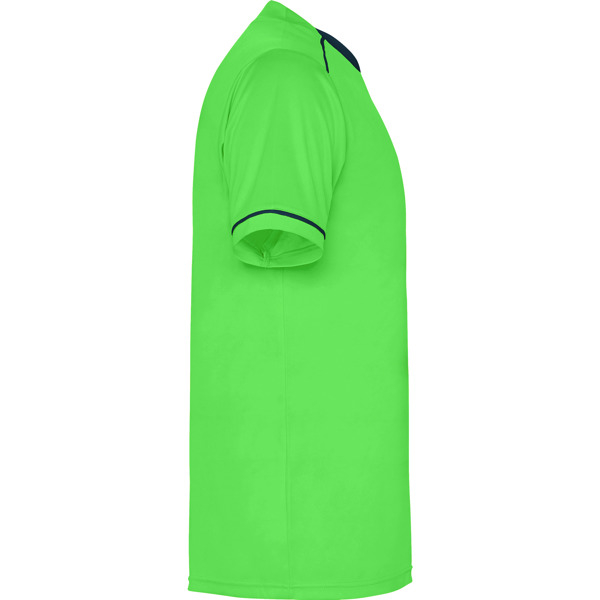 Dettaglio di profilo della maglia da calcio traspirante verde lime con scollo nastrato e finiture a contrasto